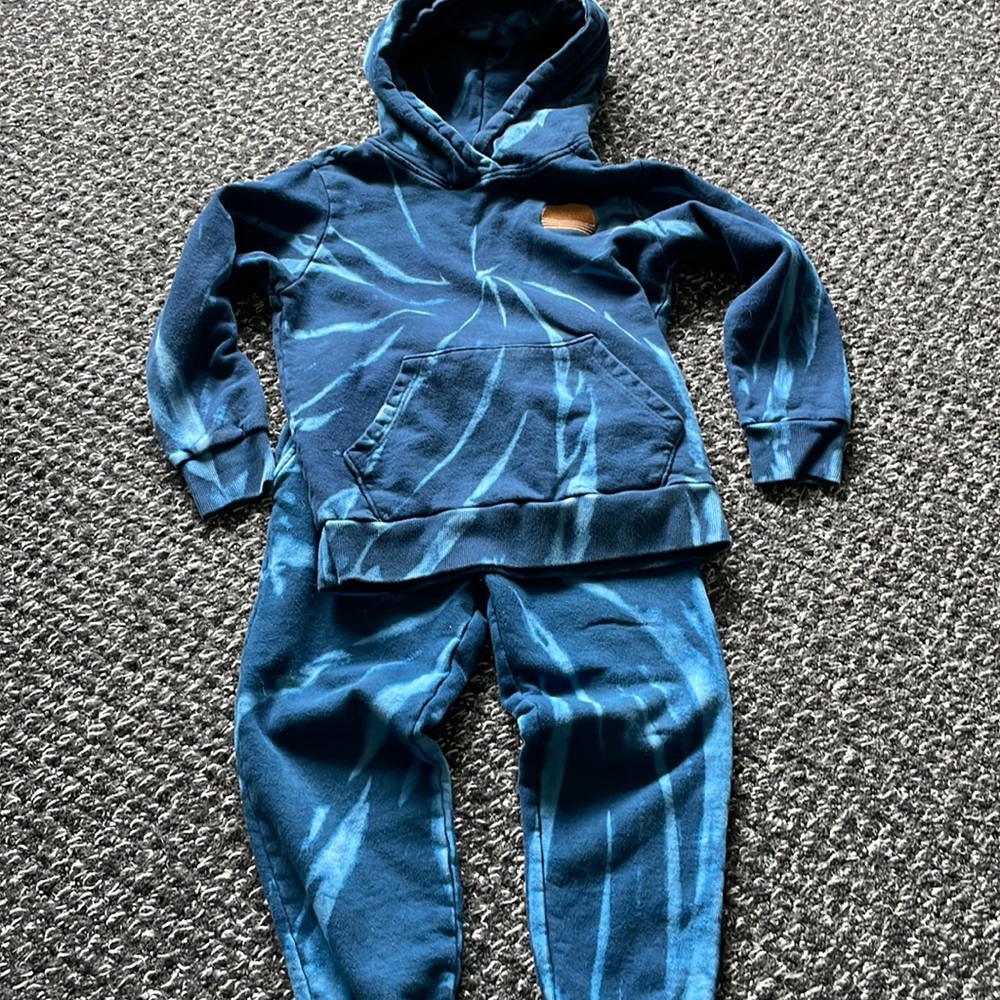 Tiny Whales Size 5 Sweatsuit Boys